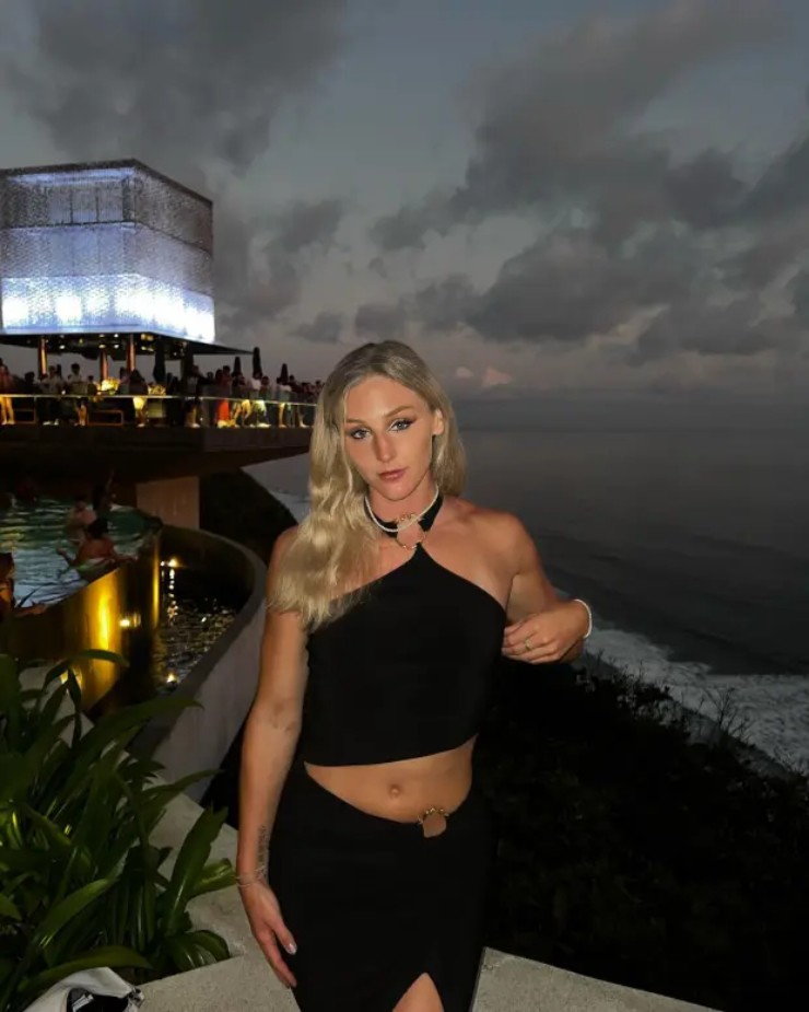 "Thiên thần" vô địch nhảy sào Anh, khoe ảnh bikini "nóng bỏng" - 8