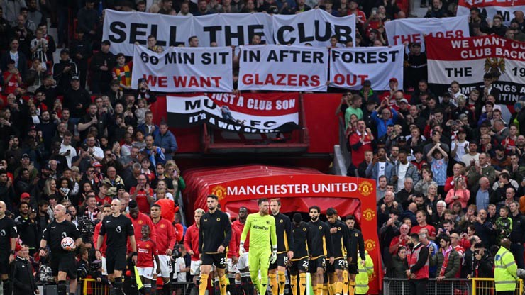 Fan MU nổi giận với nhà Glazer, lo ngại bạo động ở Old Trafford - 2