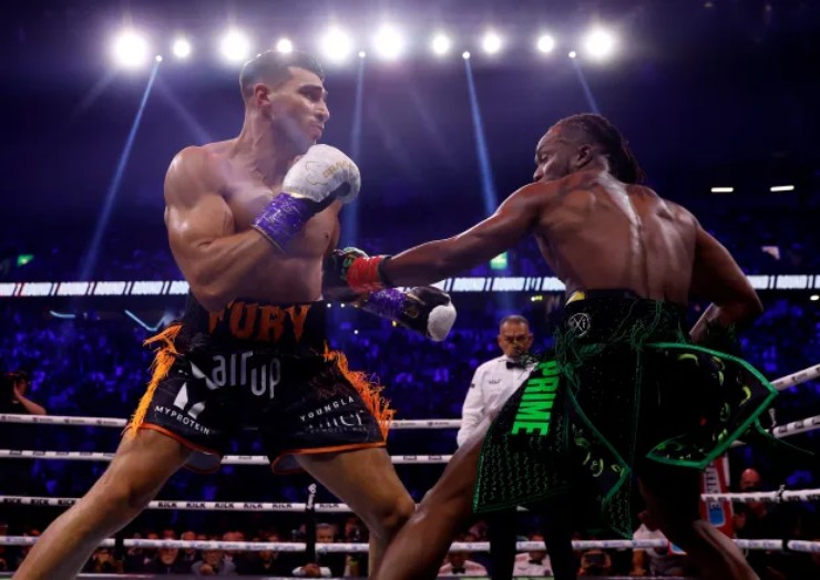 Kiều nữ "mặc đồ không giống ai" gây náo loạn khi cổ vũ võ sỹ Tommy Fury - 2