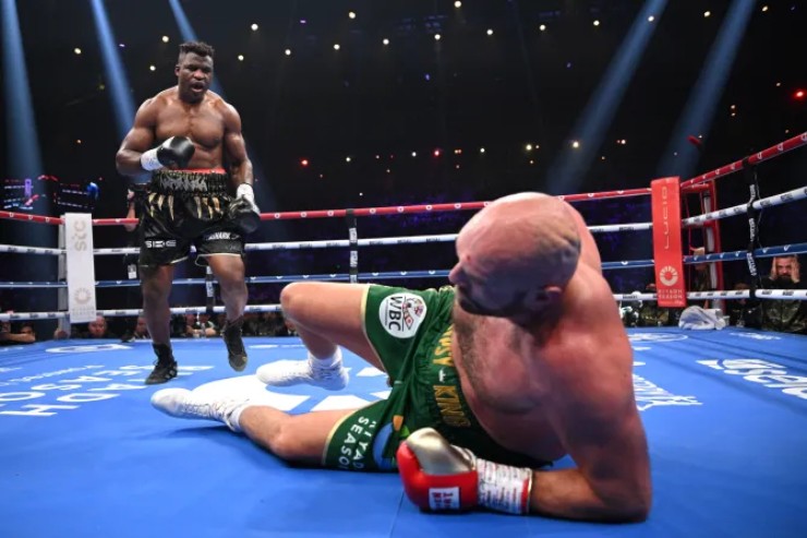 Tyson Fury bị Ngannou đấm "tơi bời", phải dời lịch thượng đài với Usyk - 2