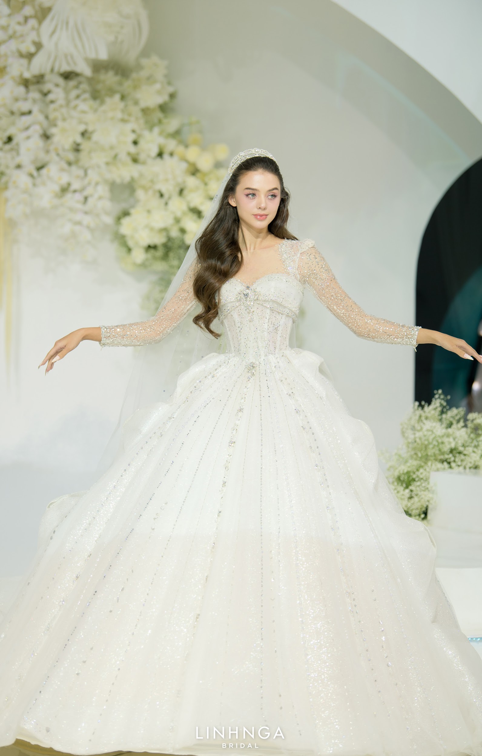 Dàn Á hậu đọ dáng tại show NTK Linh Nga: Thuý Vân là vedette, Kim Chi hoá cô dâu lộng lẫy sau Miss Earth Việt Nam 2023 - 7
