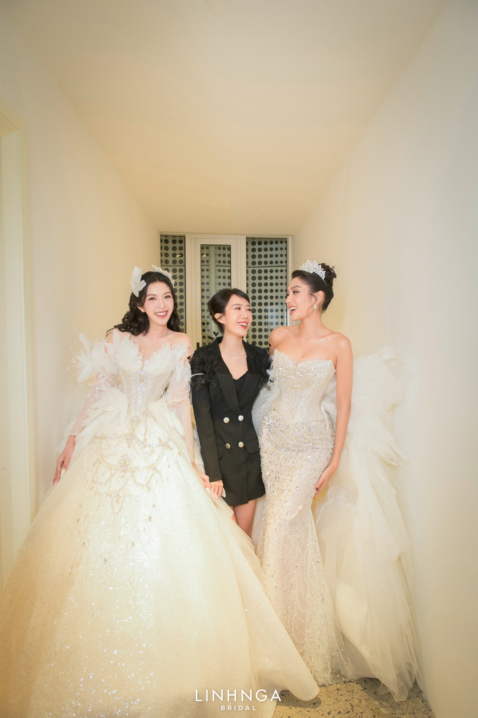 Dàn Á hậu đọ dáng tại show NTK Linh Nga: Thuý Vân là vedette, Kim Chi hoá cô dâu lộng lẫy sau Miss Earth Việt Nam 2023 - 2