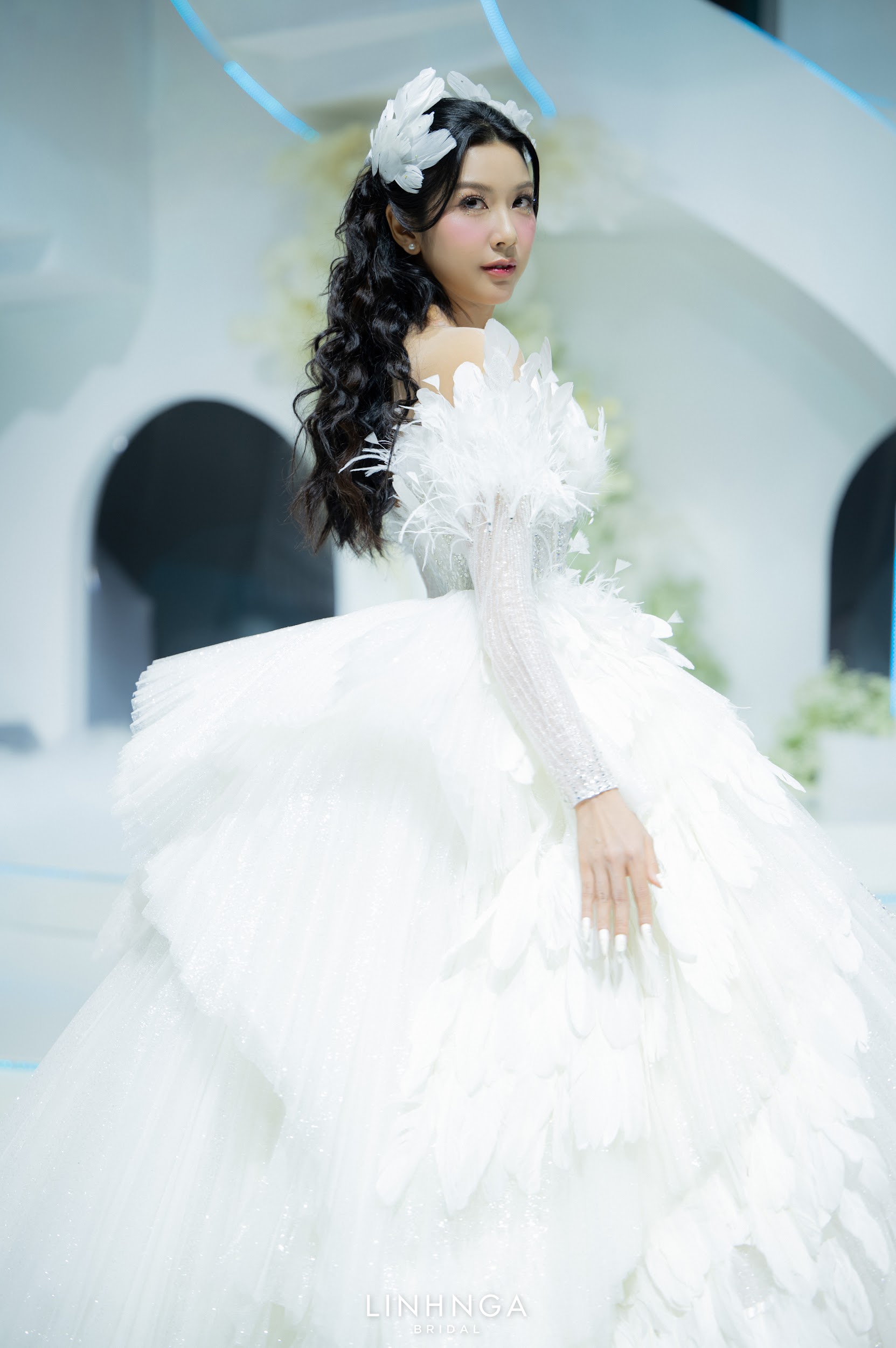 Dàn Á hậu đọ dáng tại show NTK Linh Nga: Thuý Vân là vedette, Kim Chi hoá cô dâu lộng lẫy sau Miss Earth Việt Nam 2023 - 1
