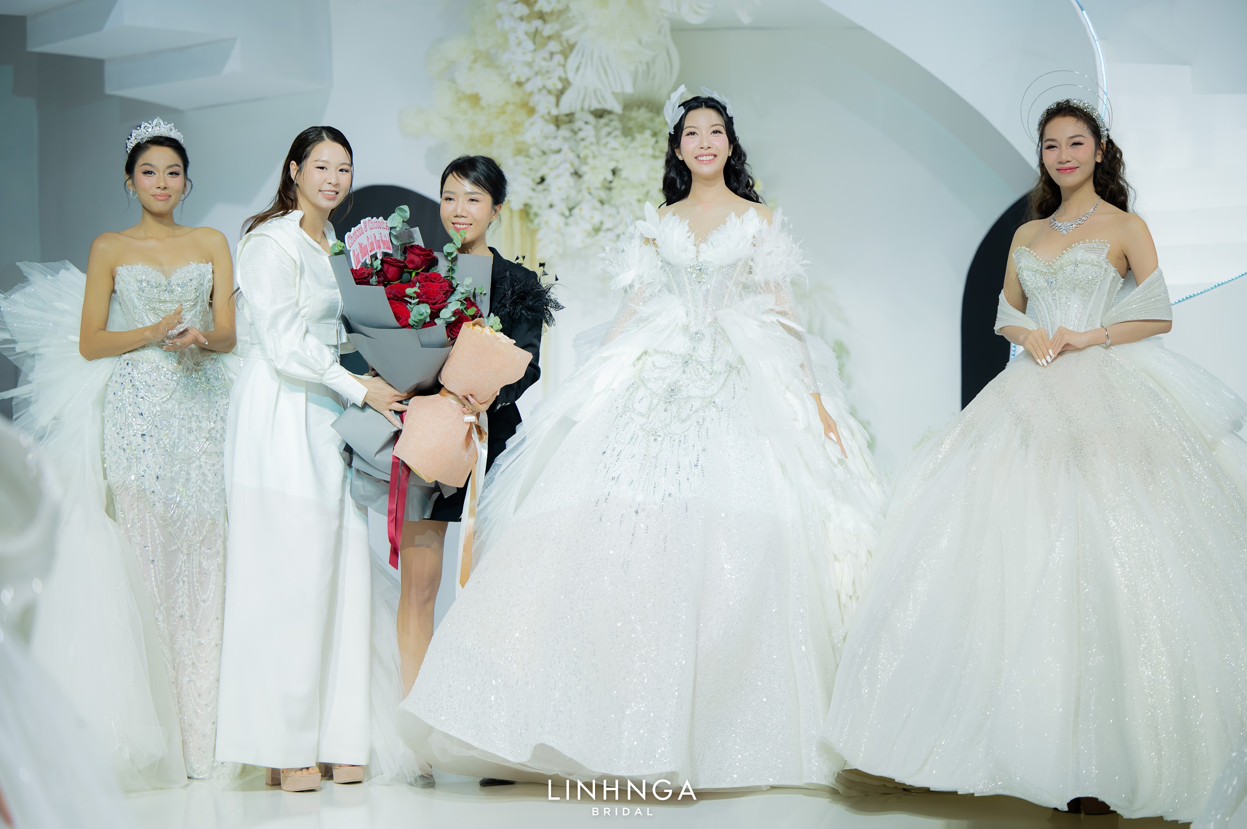 Dàn Á hậu đọ dáng tại show NTK Linh Nga: Thuý Vân là vedette, Kim Chi hoá cô dâu lộng lẫy sau Miss Earth Việt Nam 2023 - 8