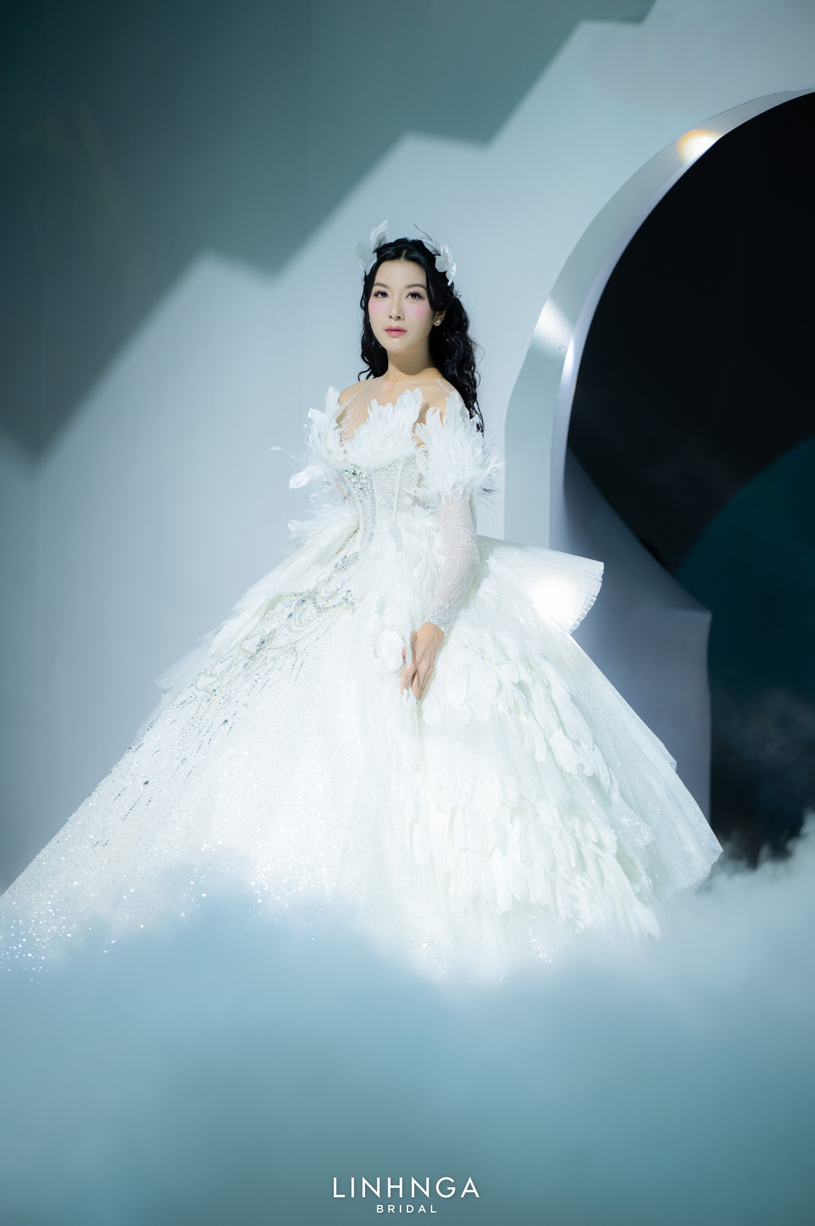 Dàn Á hậu đọ dáng tại show NTK Linh Nga: Thuý Vân là vedette, Kim Chi hoá cô dâu lộng lẫy sau Miss Earth Việt Nam 2023 - 3