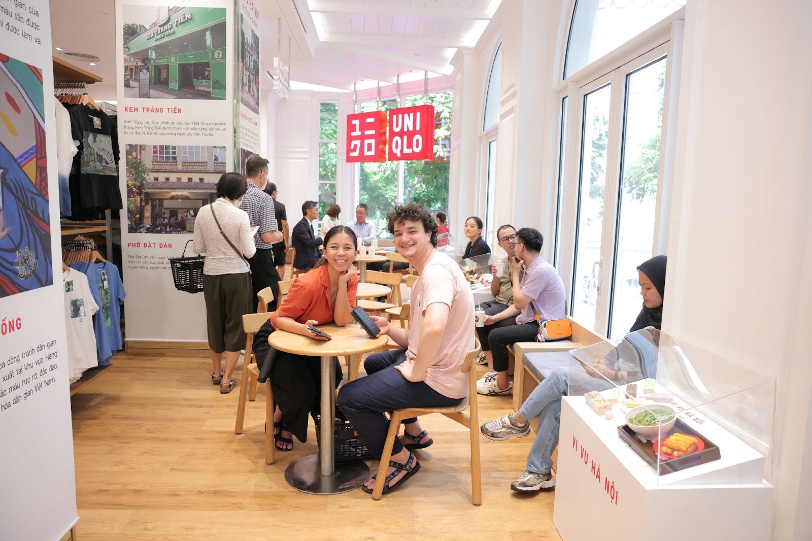 Hàng dài các bạn trẻ và người dân Thủ đô háo hức chào đón cửa hàng UNIQLO Hoàn Kiếm - 14