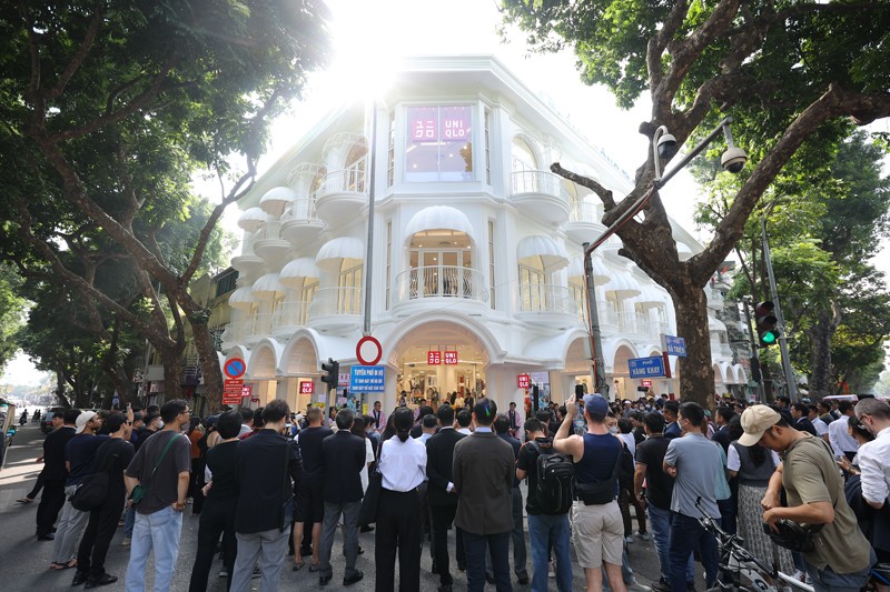 Hàng dài các bạn trẻ và người dân Thủ đô háo hức chào đón cửa hàng UNIQLO Hoàn Kiếm - 1