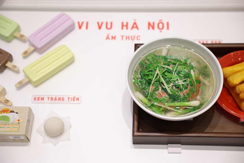 Hàng dài các bạn trẻ và người dân Thủ đô háo hức chào đón cửa hàng UNIQLO Hoàn Kiếm - 10