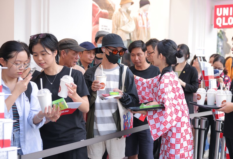 Hàng dài các bạn trẻ và người dân Thủ đô háo hức chào đón cửa hàng UNIQLO Hoàn Kiếm - 3