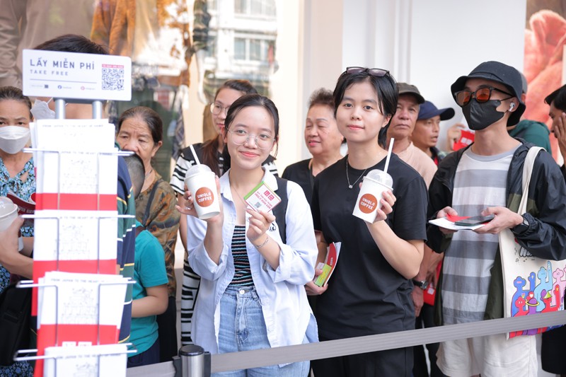 Hàng dài các bạn trẻ và người dân Thủ đô háo hức chào đón cửa hàng UNIQLO Hoàn Kiếm - 4