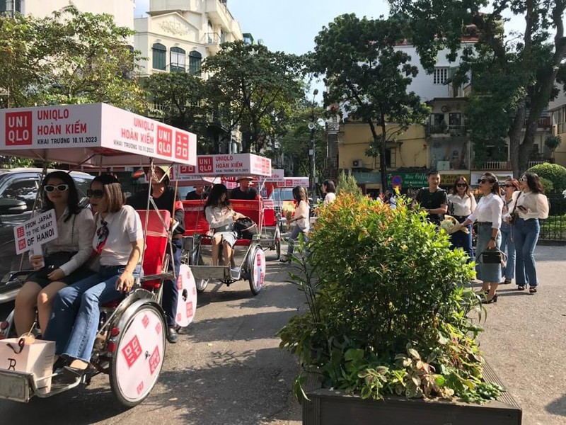 Hàng dài các bạn trẻ và người dân Thủ đô háo hức chào đón cửa hàng UNIQLO Hoàn Kiếm - 5