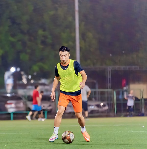 Linh Đại Sư chàng cầu thủ "Phủi" điển trai bén duyên với ngành Nightlife giải trí - 1