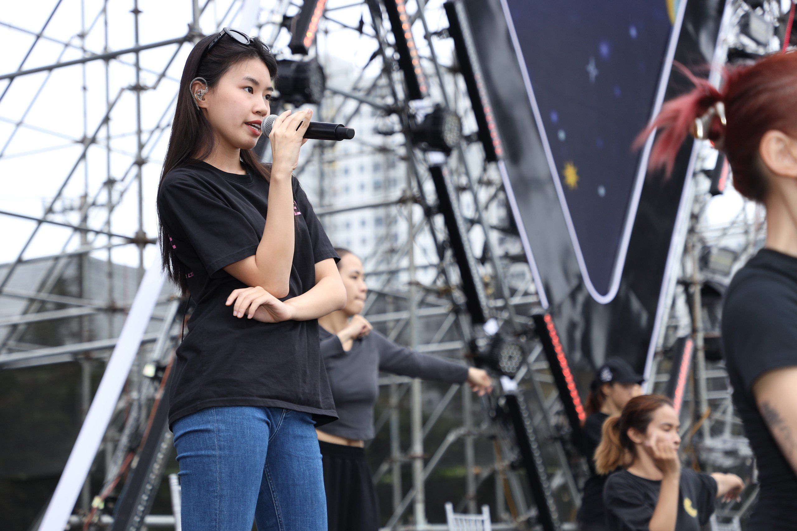 Giới trẻ nô nức xếp hàng săn vé “đu idol” Sơn Tùng M-TP, HIEUTHUHAI - 1