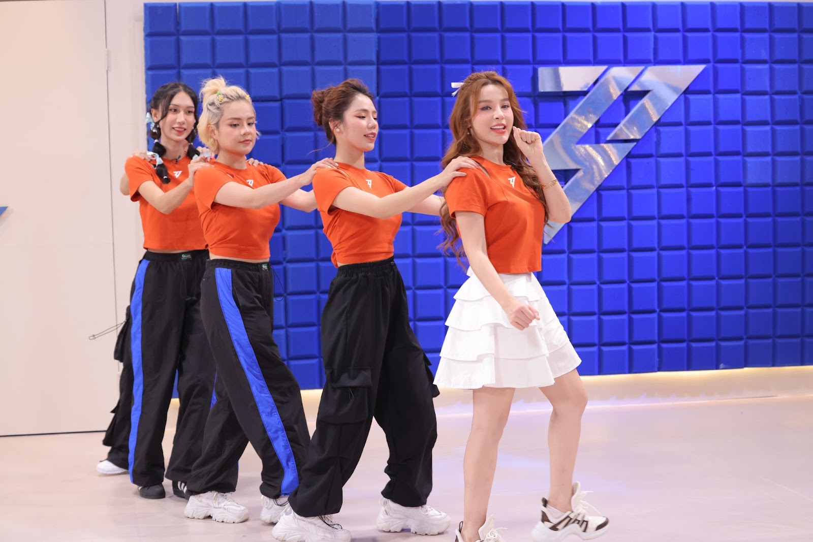 “Chị Đẹp Đạp Gió Rẽ Sóng": Giấc mơ thanh xuân dang dở và hành trình “tỏa sáng" của các Chị Đẹp - 1