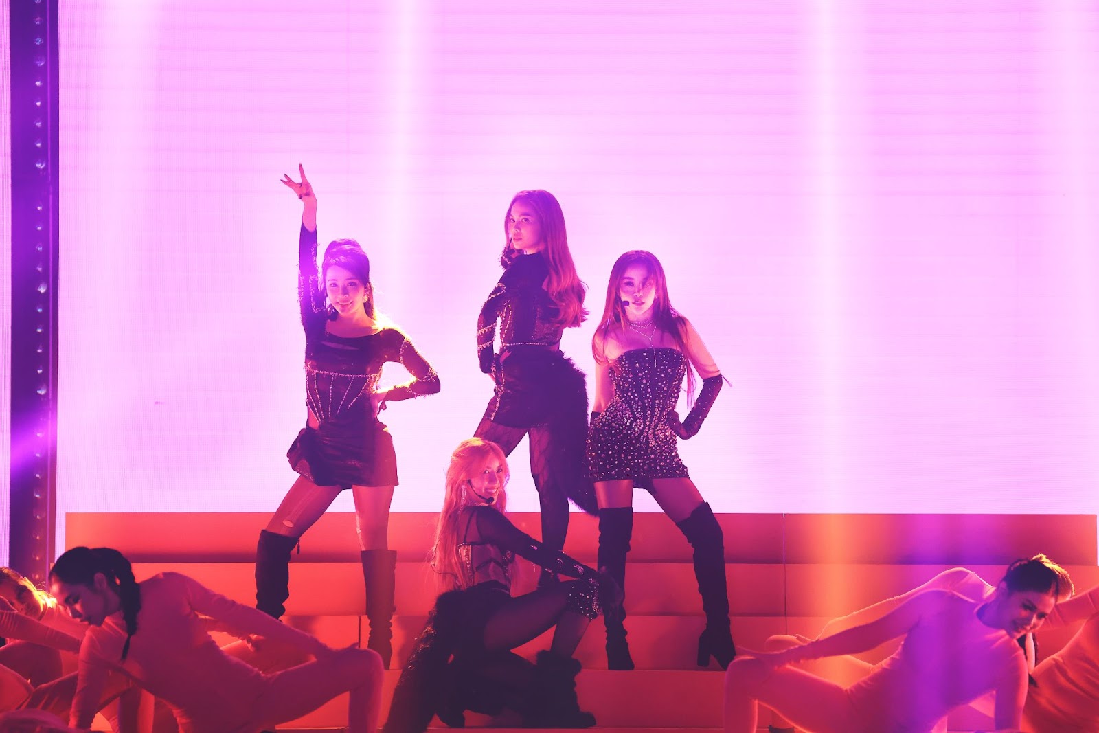 “Chị Đẹp Đạp Gió Rẽ Sóng": Giấc mơ thanh xuân dang dở và hành trình “tỏa sáng" của các Chị Đẹp - 2