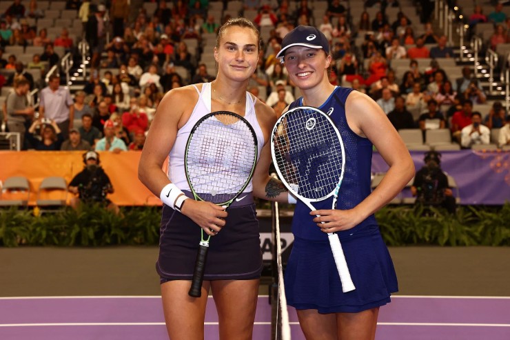 Cặp "Serena - Sharapova mới": Số 1 Swiatek nói gì về Sabalenka? - 1