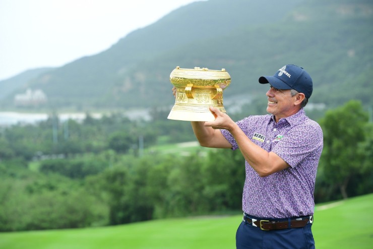 Golfer người Brazil thi đấu bùng nổ vô địch giải golf huyền thoại ở Việt Nam - 1