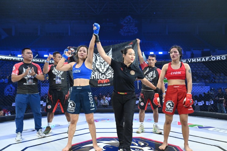 "Thánh cà khịa" bị knock-out ở giải MMA Việt, bác sĩ phải lên sàn sơ cứu - 3