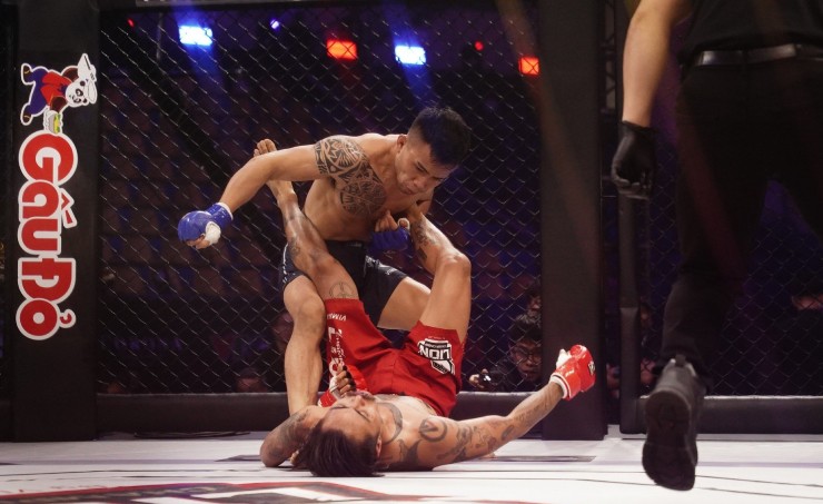 "Thánh cà khịa" bị knock-out ở giải MMA Việt, bác sĩ phải lên sàn sơ cứu - 2