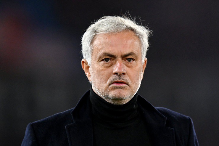 Tin mới nhất bóng đá tối 18/12: HLV Mourinho muốn tiếp tục ở lại Roma - 1