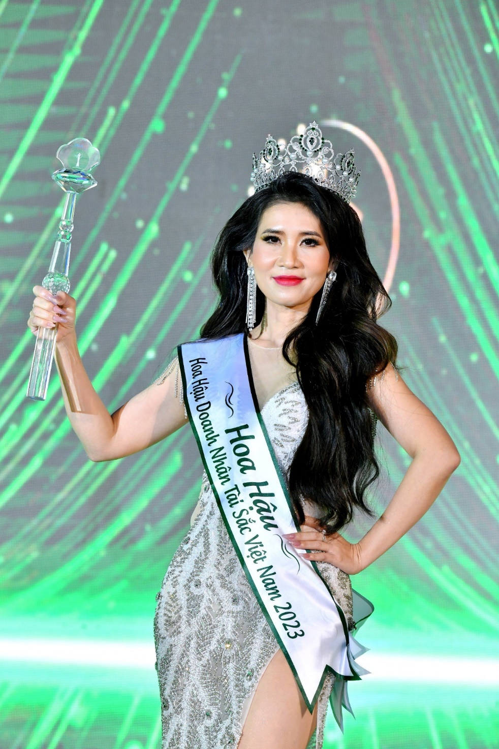 Doanh nhân Phan Thị Mỹ Linh chính thức lên ngôi Hoa hậu Doanh nhân Tài sắc Việt Nam 2023 - 3