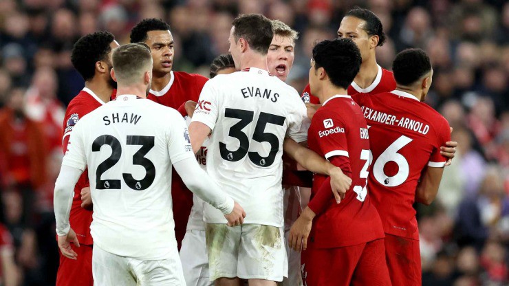 Ngoại hạng Anh tiêu điều vì “bão thẻ”, MU - Liverpool nín thở giữ trụ cột - 2