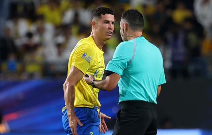 Ronaldo bị trọng tài tố khó tính và rất hay phàn nàn, CR7 phải xin lỗi - 1