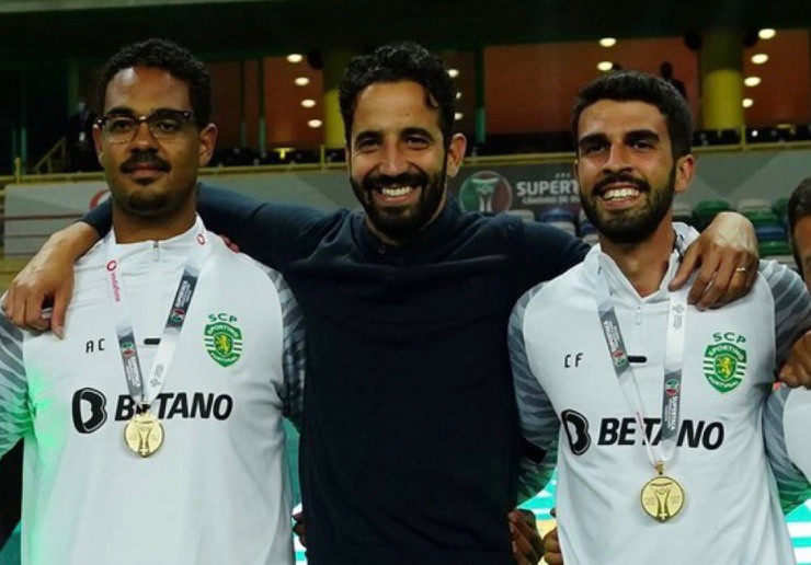 HLV Amorim chọn Fernandes làm trợ lí ở MU, so sánh "đàn em" với Mourinho - 1