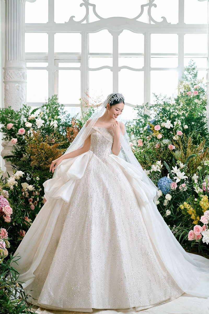 Á Hậu Bùi Khánh Linh rạng rỡ cùng BST White Rose Bridal: Vẻ đẹp hoàn mỹ ngày cưới - 1