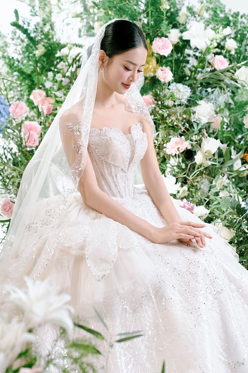 Á Hậu Bùi Khánh Linh rạng rỡ cùng BST White Rose Bridal: Vẻ đẹp hoàn mỹ ngày cưới - 5