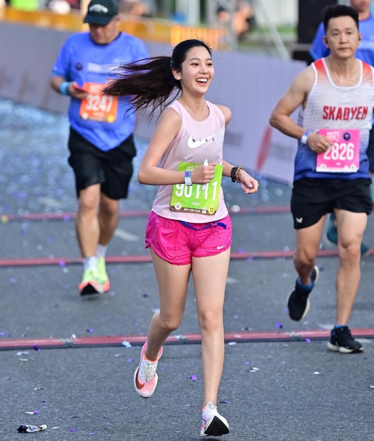 "Thiên thần" gây thương nhớ với nhan sắc hút hồn ở đường chạy marathon - 1