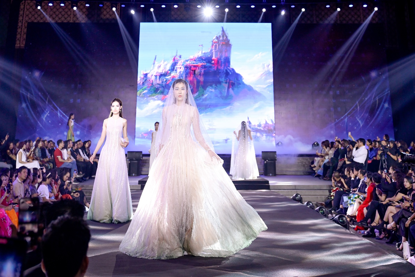 Hơn 1000 khán giả thủ đô đắm chìm trong không gian nghệ thuật tại Fashion Show "Cội Nguồn Tinh Hoa Hội Tụ" - 2