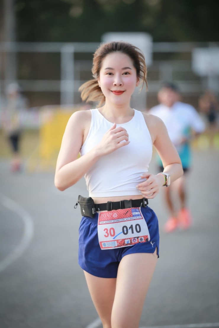 Nữ y tá xinh đẹp đam mê marathon, đăng ảnh bikini dậy sóng mạng xã hội - 1