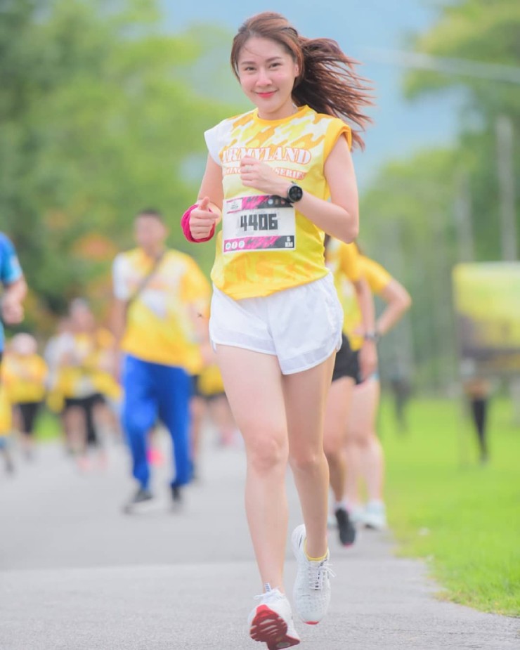 Nữ y tá xinh đẹp đam mê marathon, đăng ảnh bikini dậy sóng mạng xã hội - 3