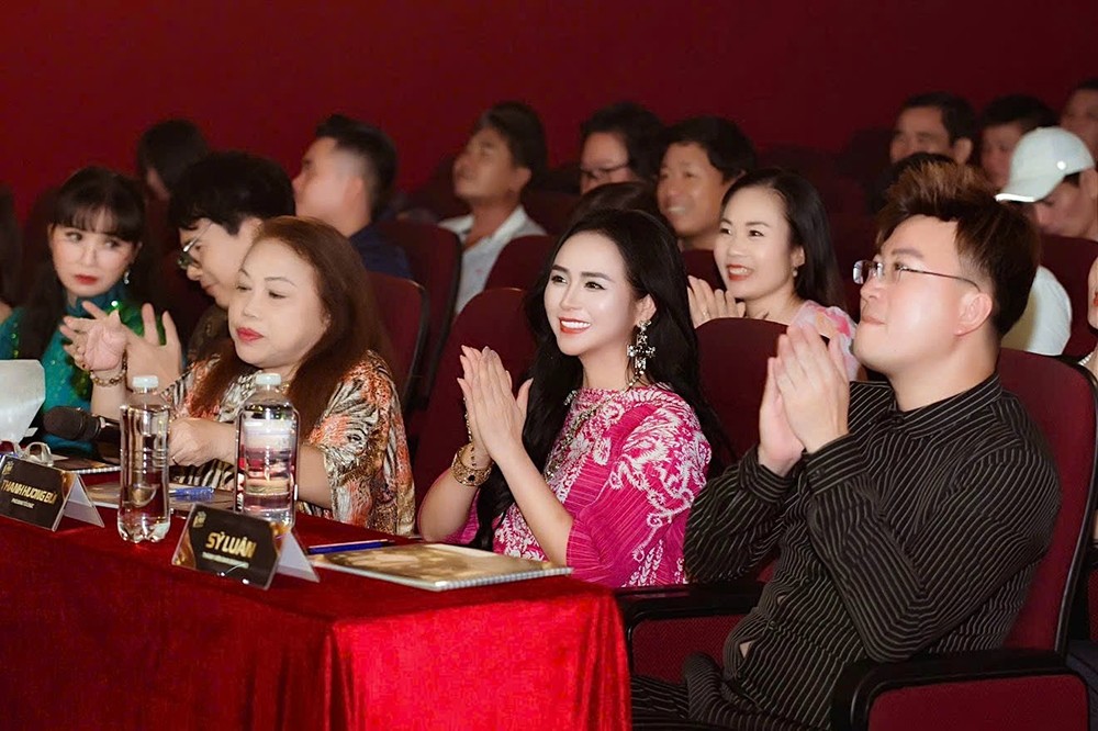 Phó Ban Tổ chức Bùi Thanh Hương trực tiếp trao giải cho ngôi vị Quán Quân Tiếng Hát Việt Toàn Cầu 2024 - 1