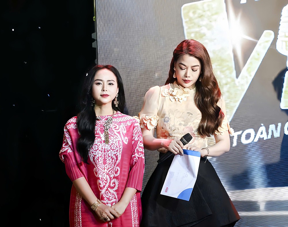Phó Ban Tổ chức Bùi Thanh Hương trực tiếp trao giải cho ngôi vị Quán Quân Tiếng Hát Việt Toàn Cầu 2024 - 4