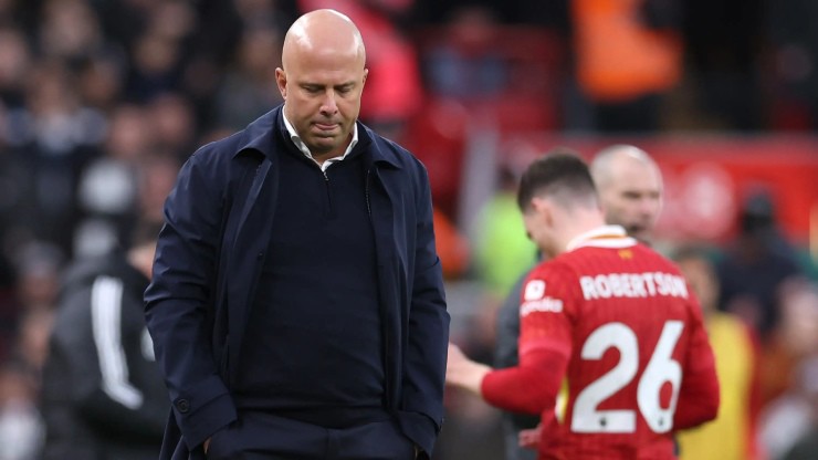 HLV Arne Slot ám chỉ Fulham đá rắn, nói về thẻ đỏ của sao Liverpool - 1