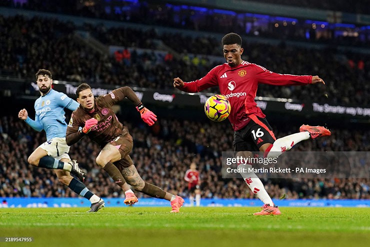 MU thắng derby: “Chiếc đũa thần” của Amorim bắt đầu phát huy tác dụng - 7