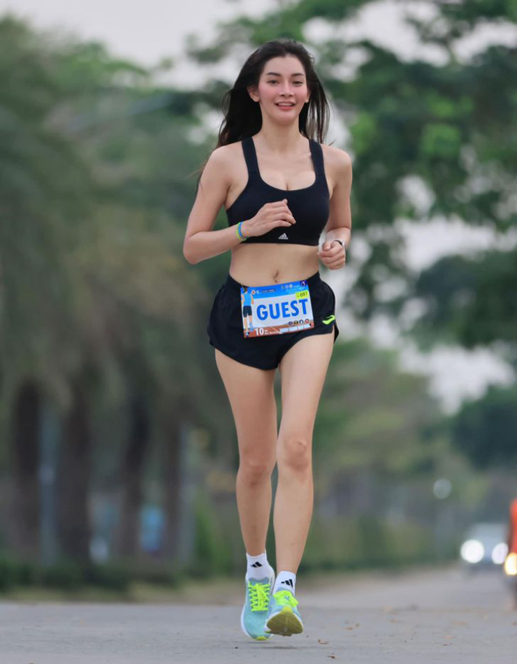 Kiều nữ marathon chạy bộ với bộ đồ gợi cảm khác biệt - 1