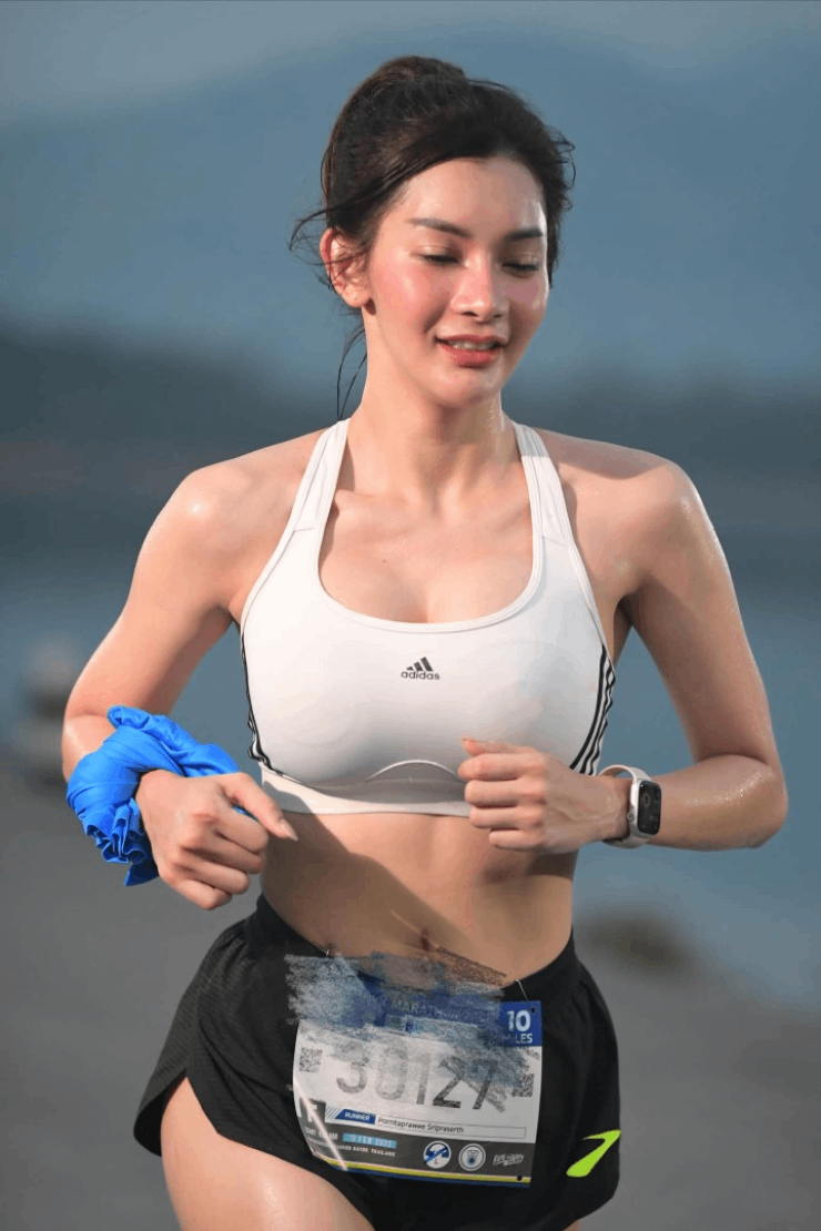 Kiều nữ marathon chạy bộ với bộ đồ gợi cảm khác biệt - 7