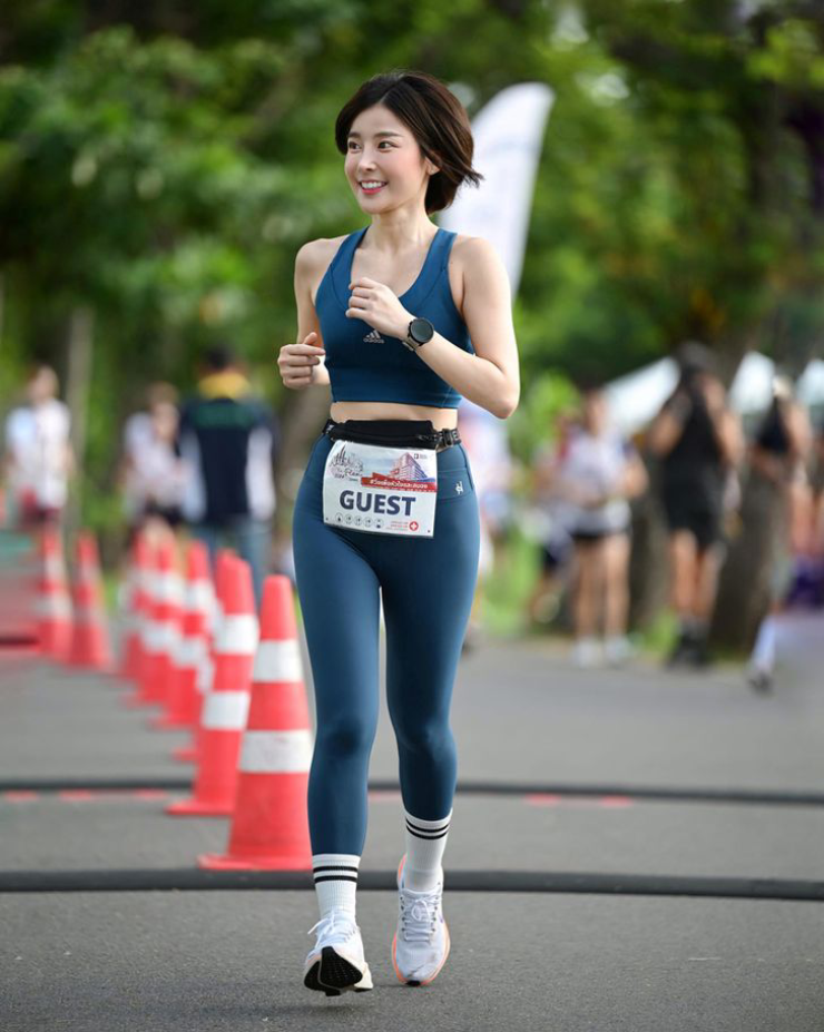 Mỹ nữ marathon mặc bikini "nửa kín nửa hở", 34 tuổi vẫn đẹp như 18 - 2