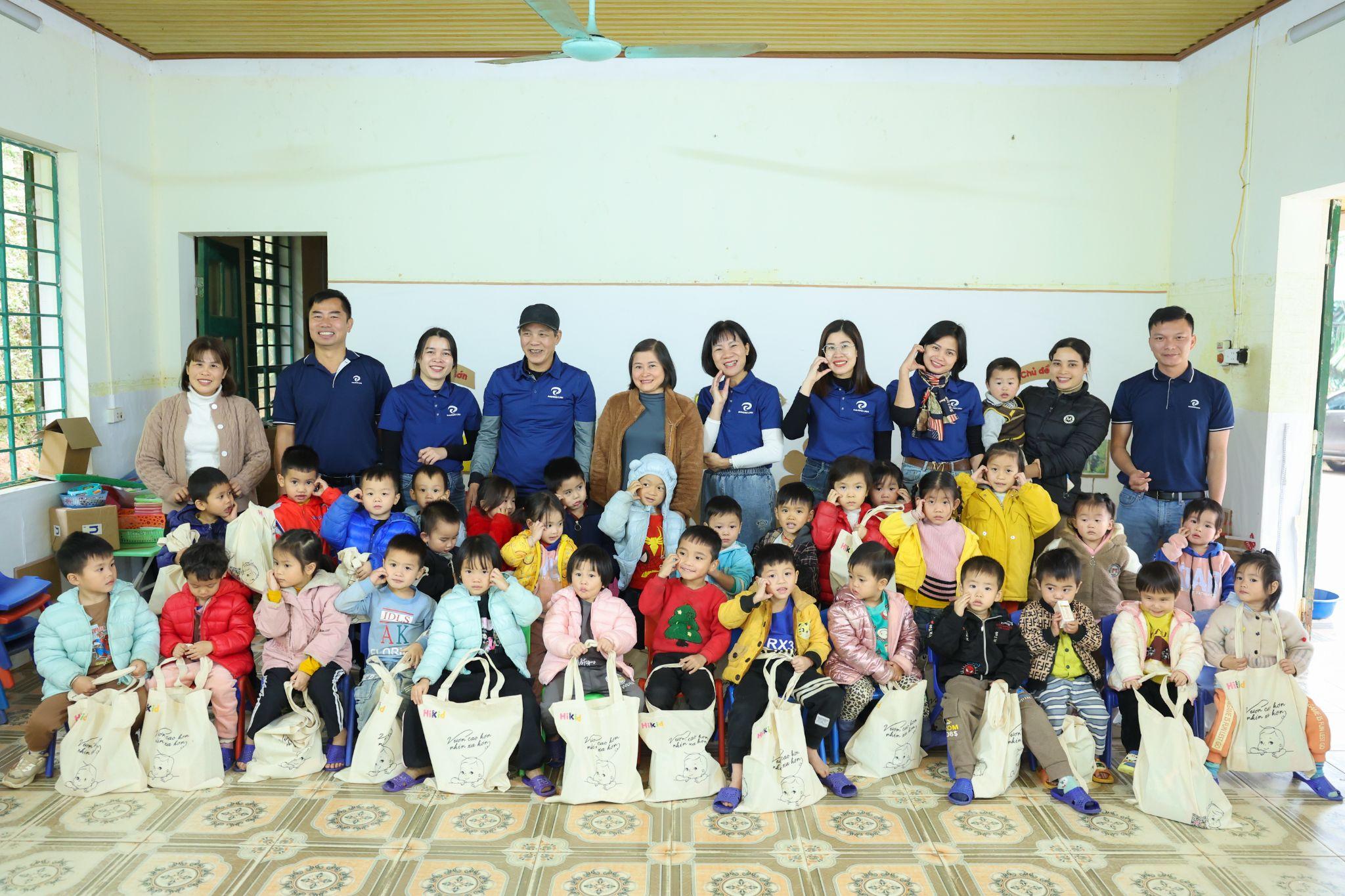 Công ty TNHH XNK & TM Phương Linh và nhãn hàng Hikid mang giáng sinh ấm áp đến các bé Làng Nủ - 3