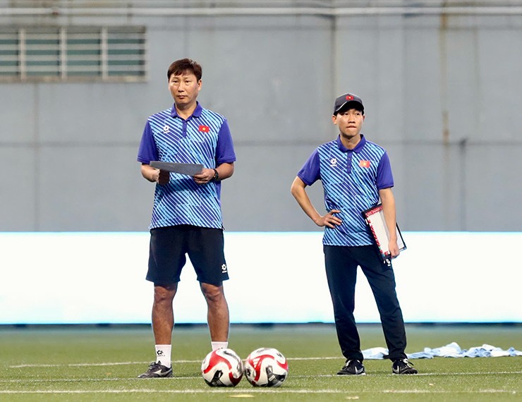 Xuân Son hưng phấn chờ phá lưới Singapore, ĐT Việt Nam làm quen sân Jalan Besar - 4