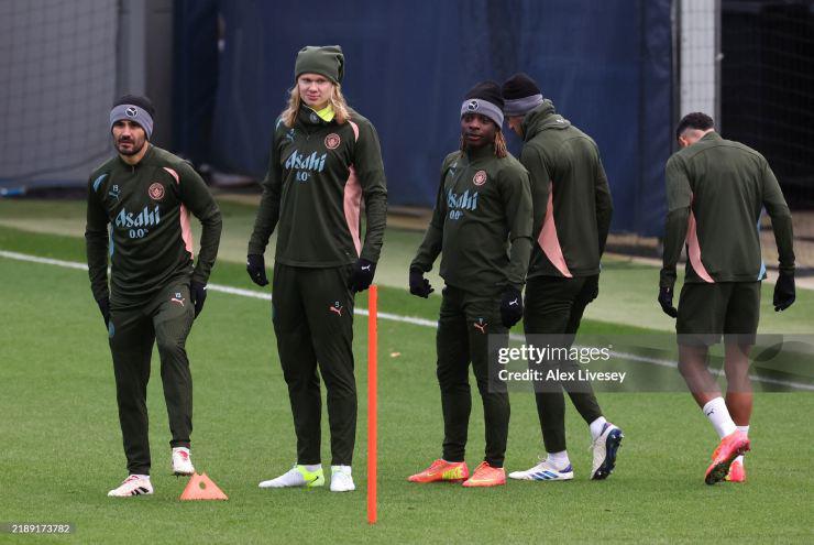 Giáng sinh buồn của Man City: HLV Guardiola duy trì kỷ luật, dàn sao ngủ ở sân tập - 1
