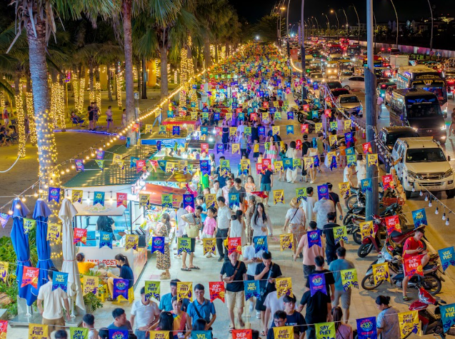 Quảng Ninh lần đầu tiên tổ chức lễ diễu hành xe đèn lồng và bắn pháo hoa dịp Trung thu - 3
