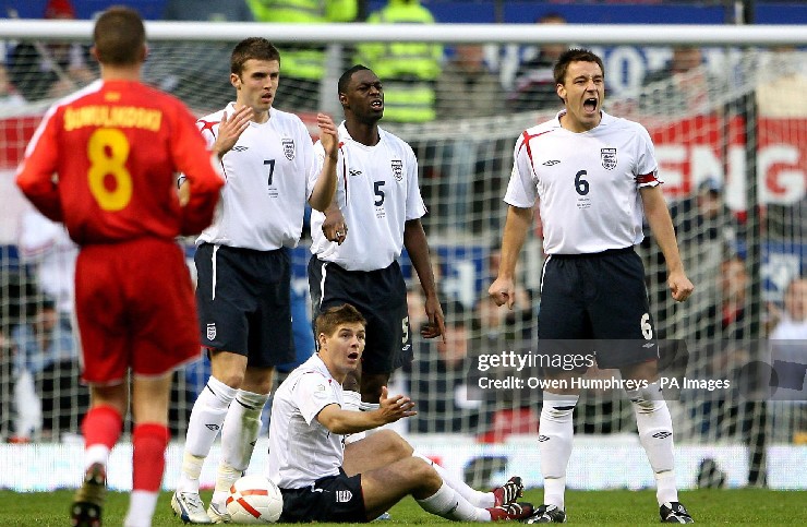 Steven Gerrard bóc trần nội bộ tuyển Anh thời “thế hệ vàng” - 2