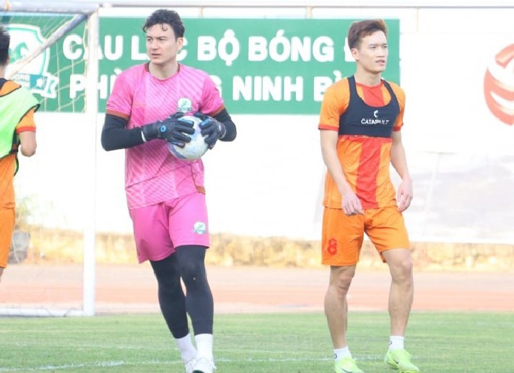 Thủ môn Lâm "Tây" khiến khung thành ĐT Việt Nam thêm nóng, đừng chê sao đá hạng Nhất - 2