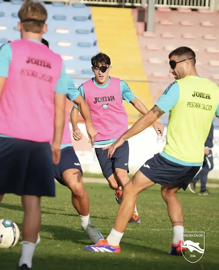 Kỳ quặc tuyển U21 Italia hóa "cướp biển", bịt mắt để luyện công - 5