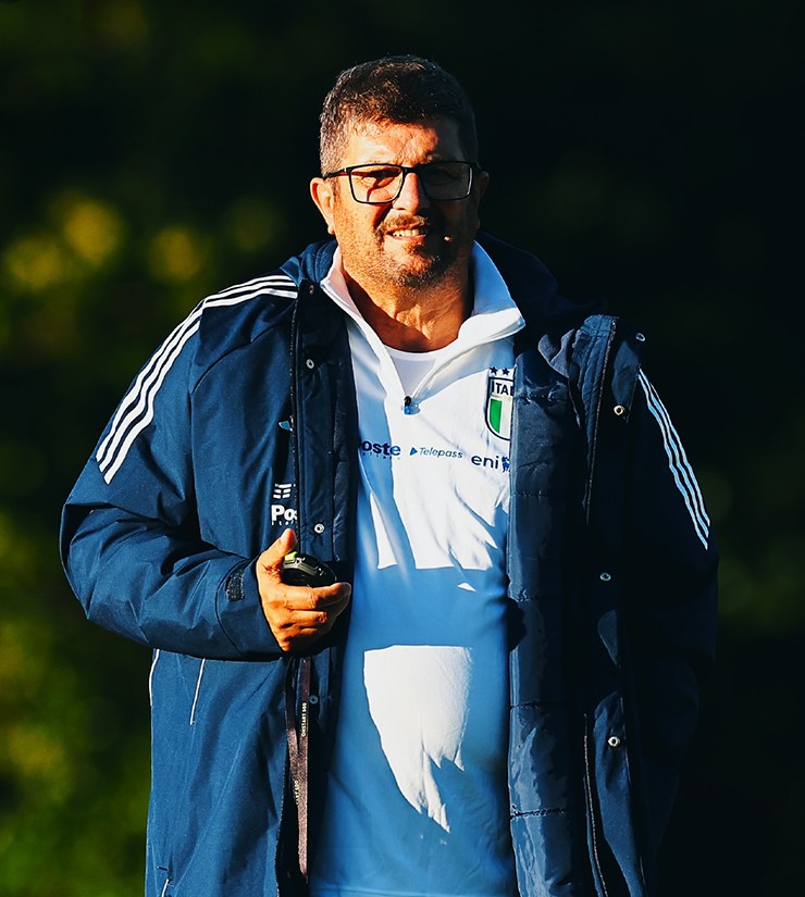Kỳ quặc tuyển U21 Italia hóa "cướp biển", bịt mắt để luyện công - 2