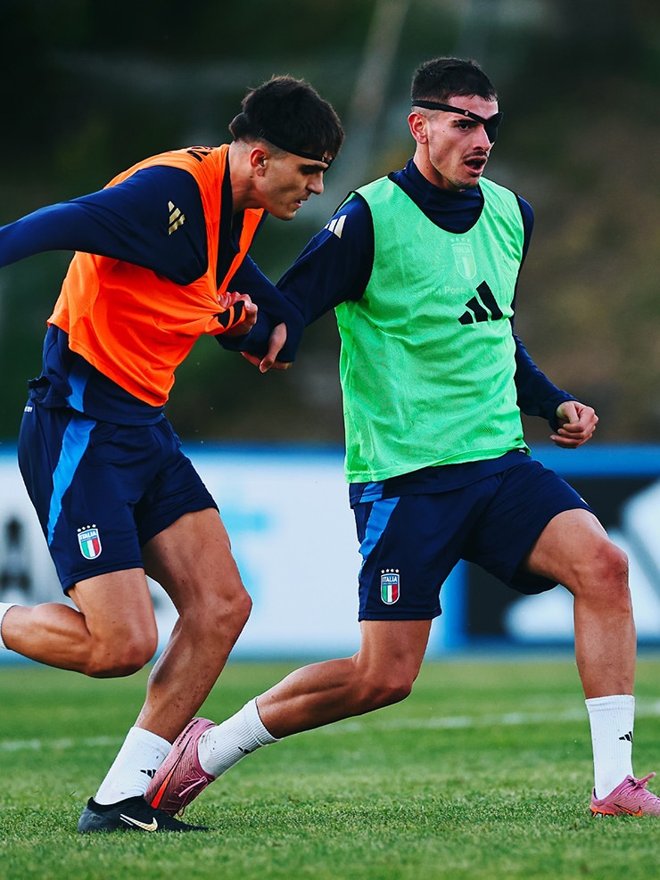 Kỳ quặc tuyển U21 Italia hóa "cướp biển", bịt mắt để luyện công - 1